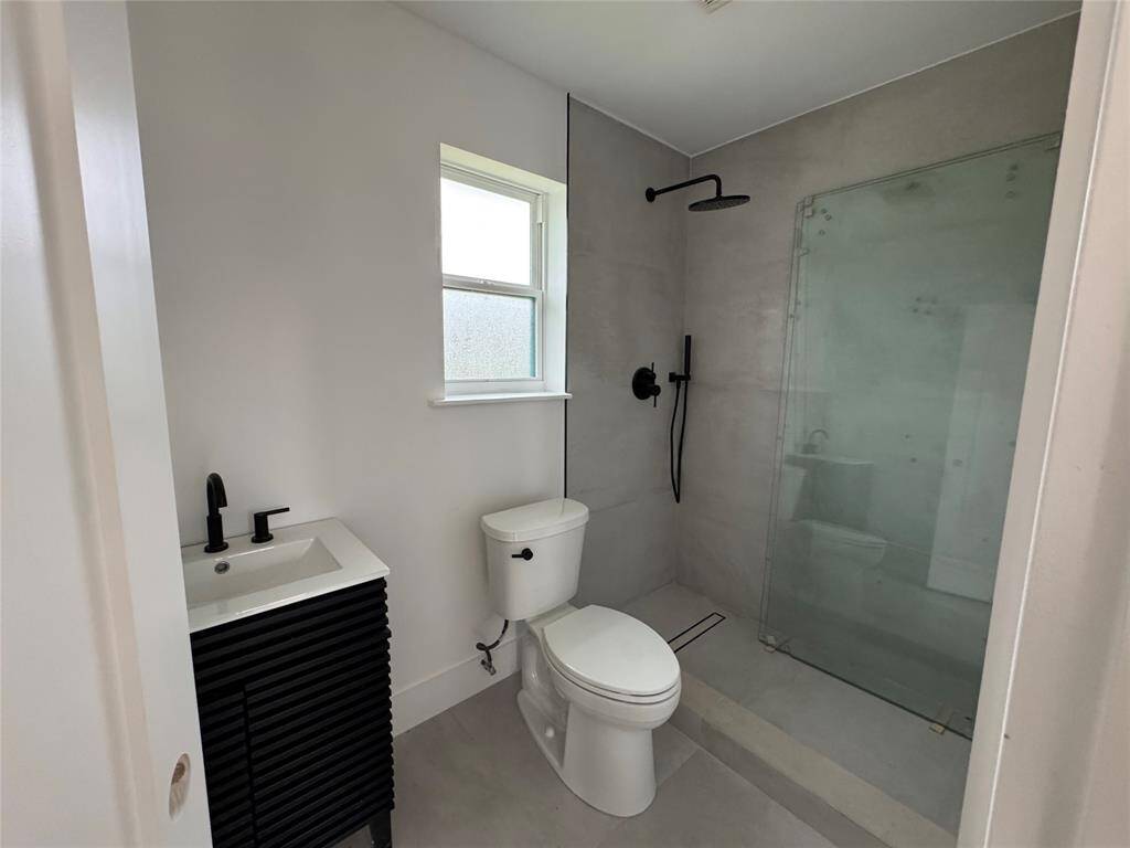 Garage quarters full bath.