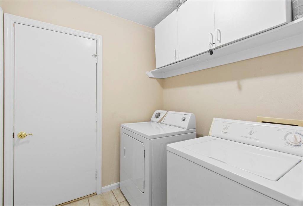 Convenient indoor laundry room. Washer and Dryer can stay.