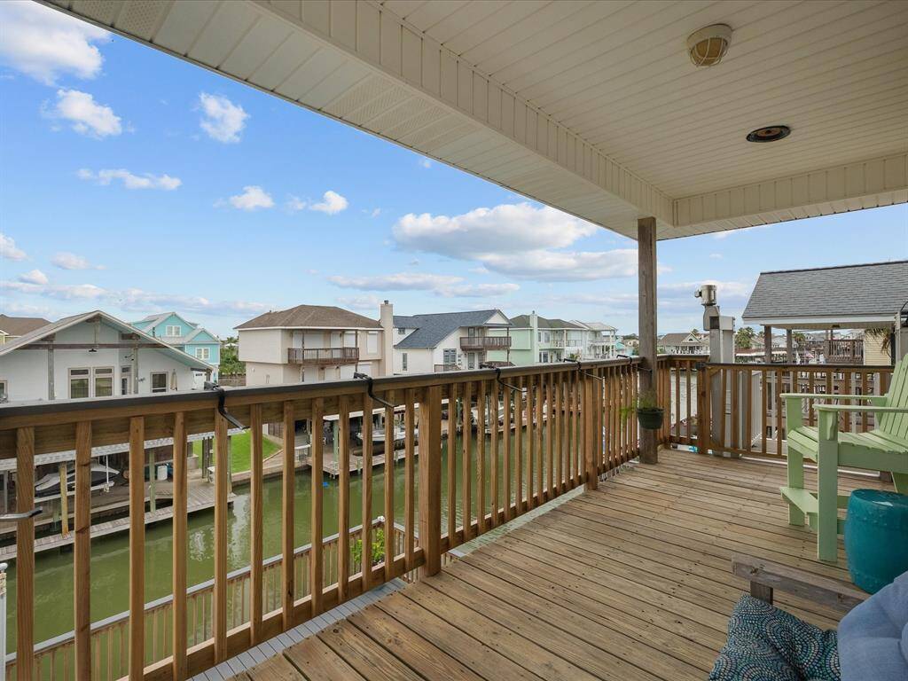 The main bedroom has a spacious wooden deck with a covered area, which offers an ideal spot for relaxation and enjoyment.