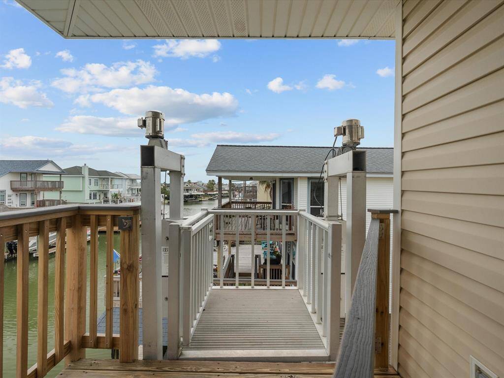 Cargo lift to the main level deck from the ground!