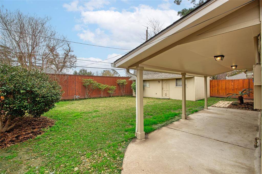 Spacious covered rear patio