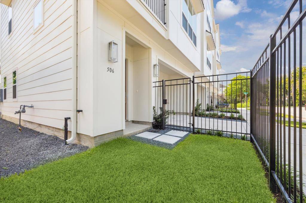 Enclosed front and side yard - Perfect for pets or kiddie pool in summer heat! Easily turf and extend into rocks for expanded yard.