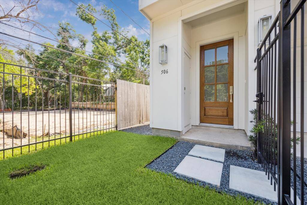 Alternate view of yard.