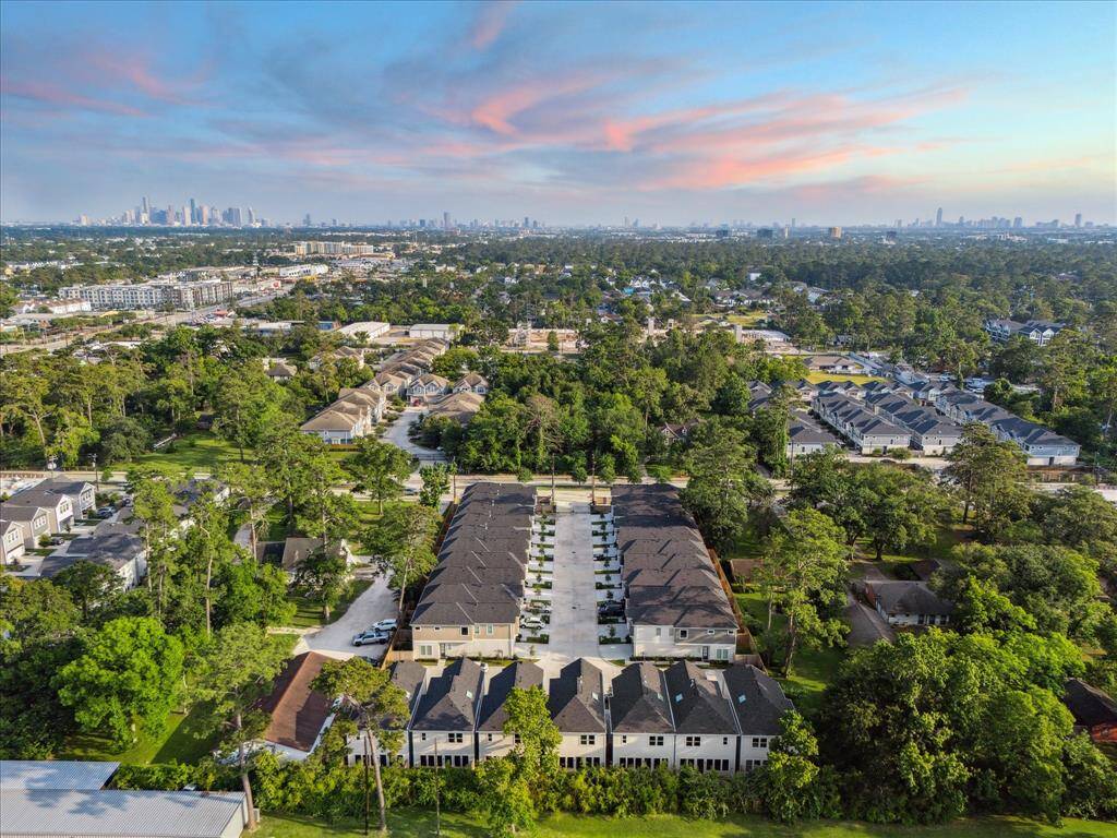 Nestled amid mature trees and walkable neighborhoods, Pine Hollow offers easy access to everything Houston has to offer—Downtown views included.