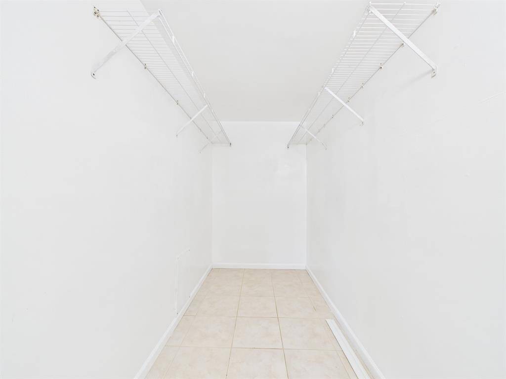 Huge Walk-in Closet!!