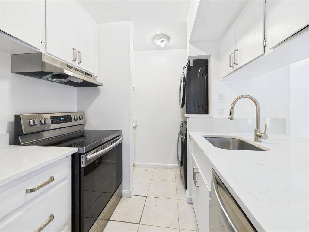All SS Appliances & Full Size Stacked Washer/Dryer
