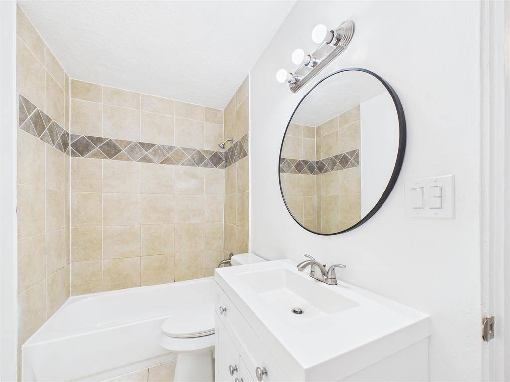 Common Bath with Tub/Shower Combo