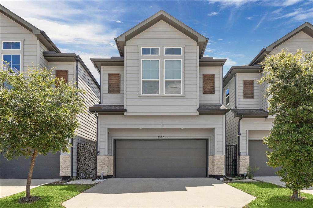 Experience modern living in this beautiful 3 bedroom, 3.5 bath home. Conveniently located near the Garden Oaks, Oak Forest and the Heights.
