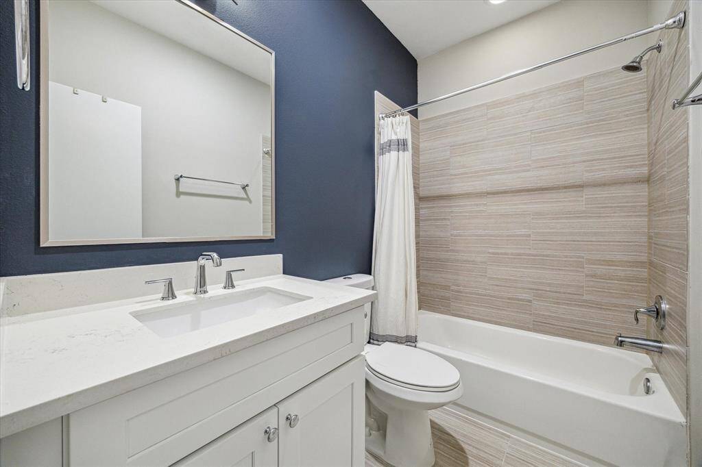 Bedroom 2 en-suite bathroom