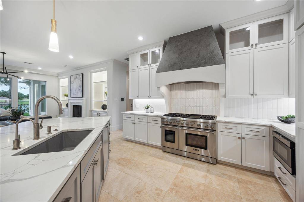 A standout centerpiece in the kitchen, this Thermador ProHarmony range features six gas burners, a built-in griddle, and dual convection ovens—perfect for everything from everyday meals to holiday feasts.