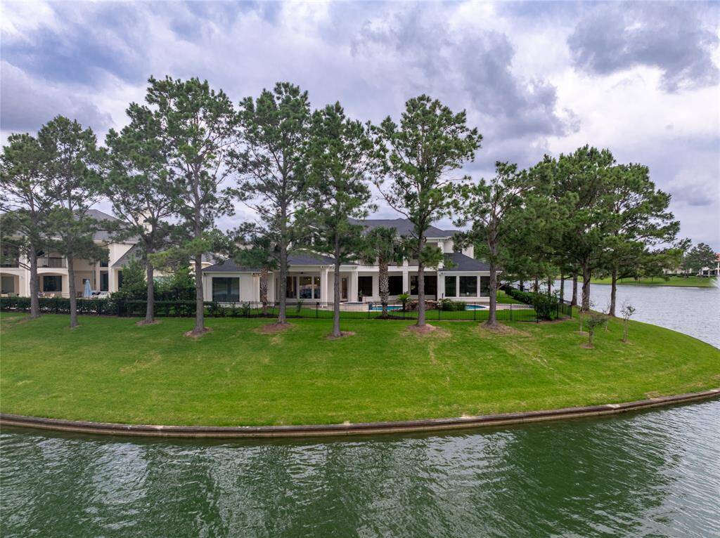 Situated on a prime lakefront cul-de-sac lot, this home offers the perfect blend of tranquility and convenience, just a short walk to neighborhood amenities.