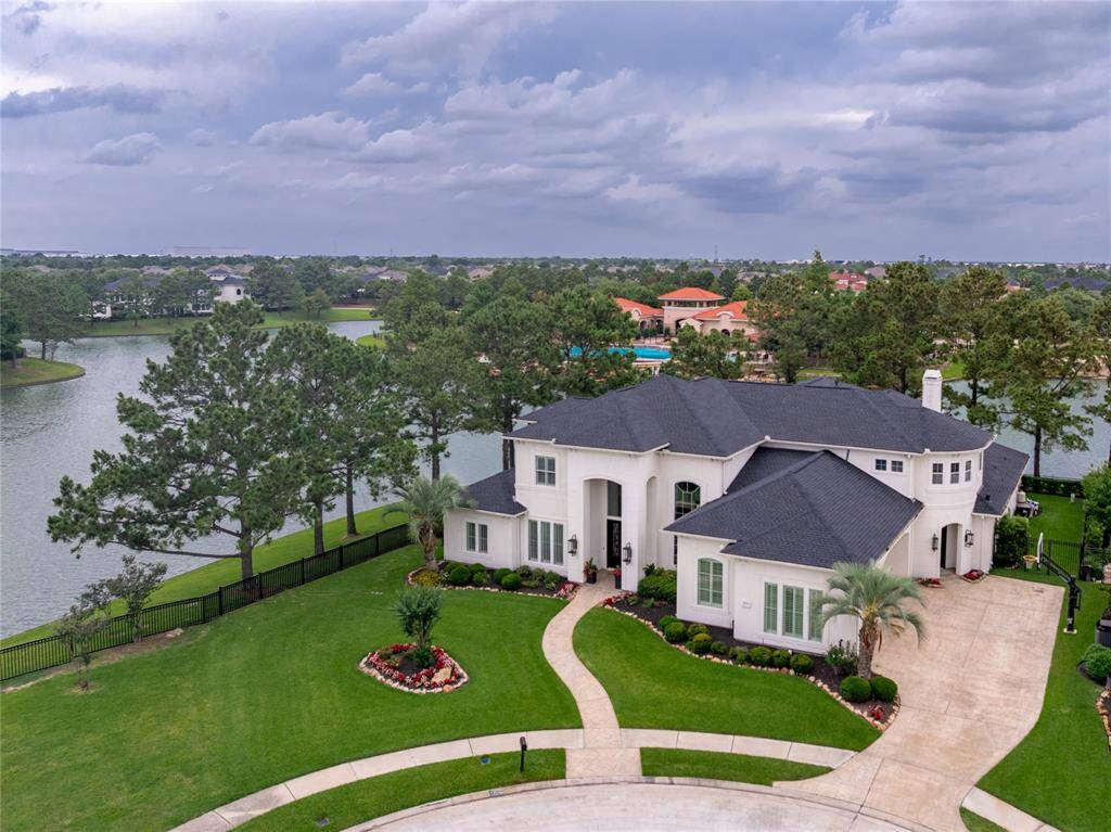 Set in a gated community and offering 180-degree lake views, this custom-built residence sits on a premier cul-de-sac lot. Blending privacy, elegance, and resort-style living.