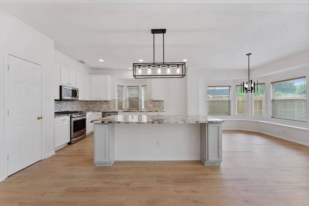 Lovely kitchen with Island for those delicious meals...