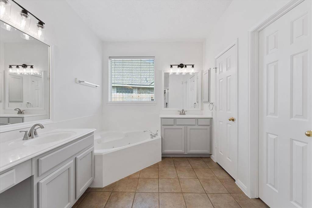 His & Hers, jet tub