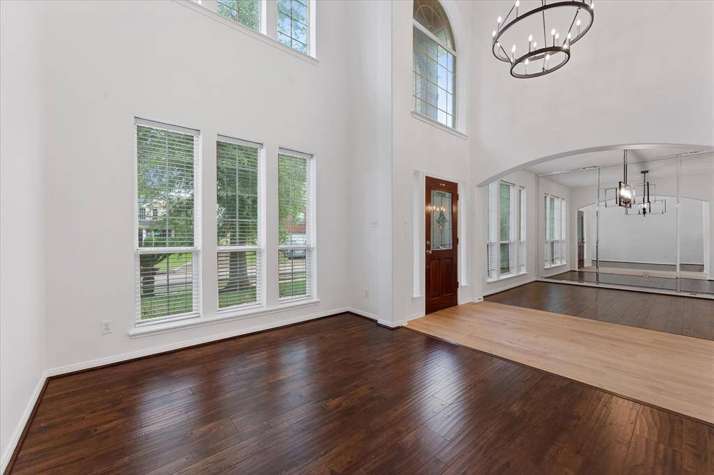 High ceilings, with plenty of natural light iluminating the entrance.