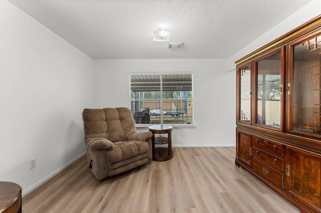 This Flex Room has large window for great natural light. This room could be a dining room, or study, or more intimate sitting area.