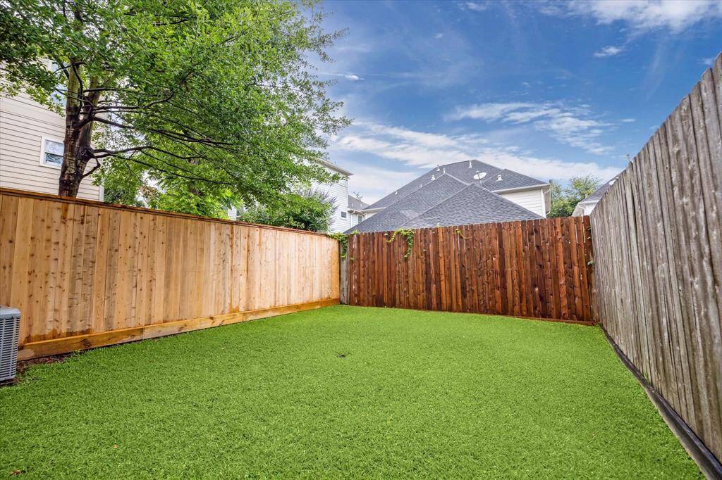 Check out this MASSIVE yard, which would easily fit a pool!