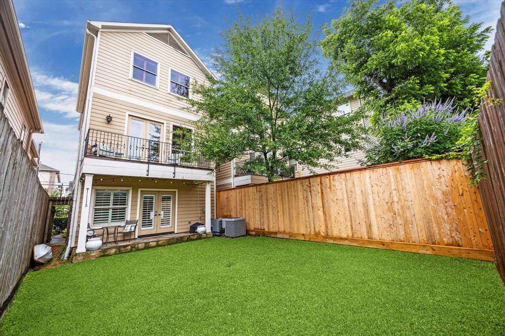 Another view of the yard, which really is as big as it looks!