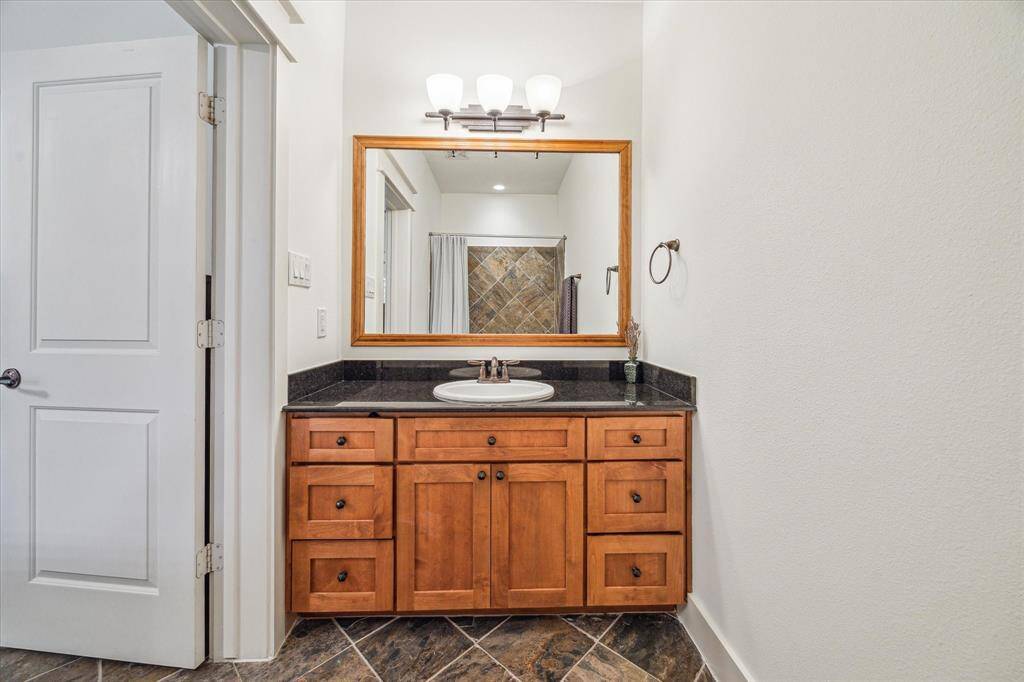 Full en suite bathroom on first floor