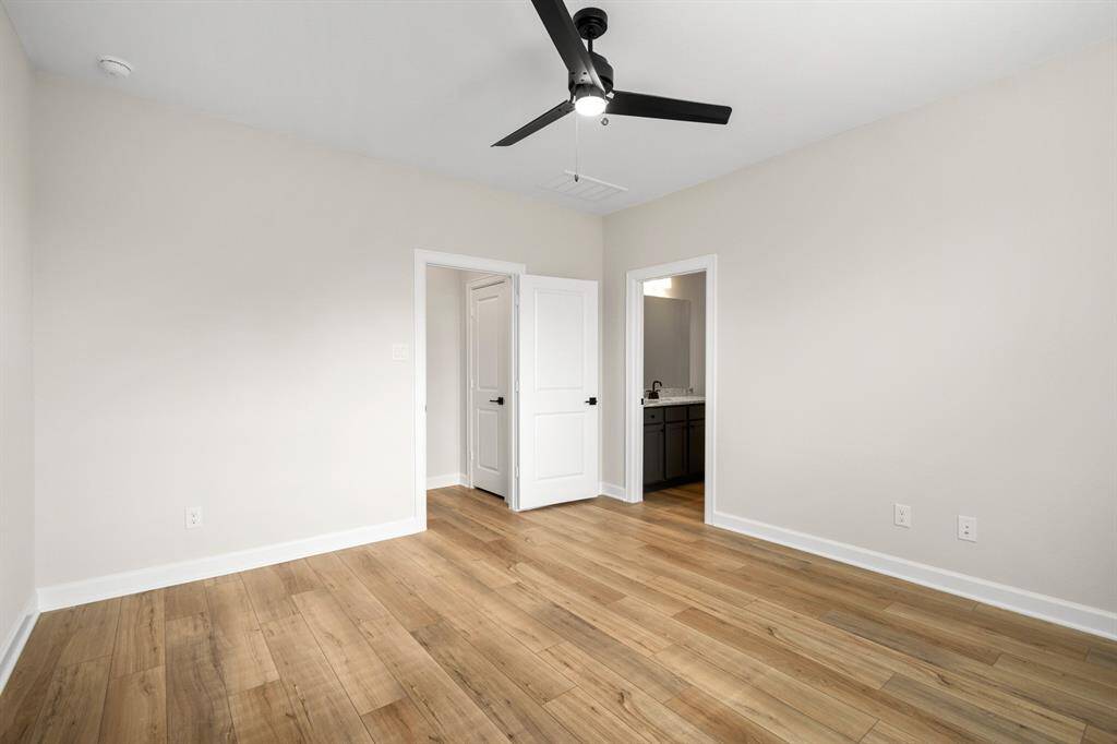 It also includes an en-suite bathroom.