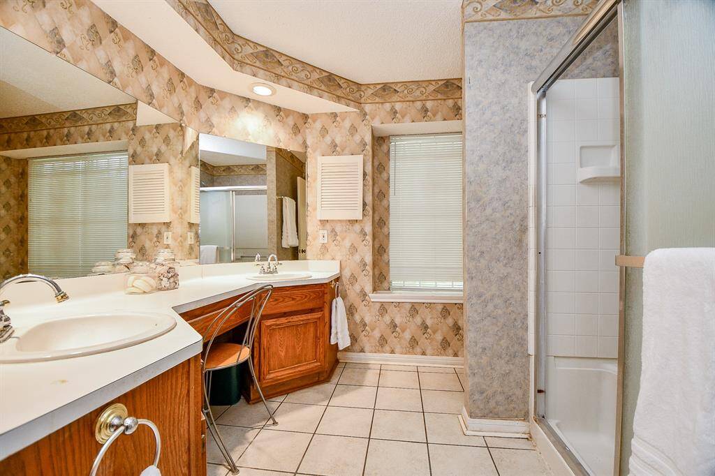 Another view of the vanity.