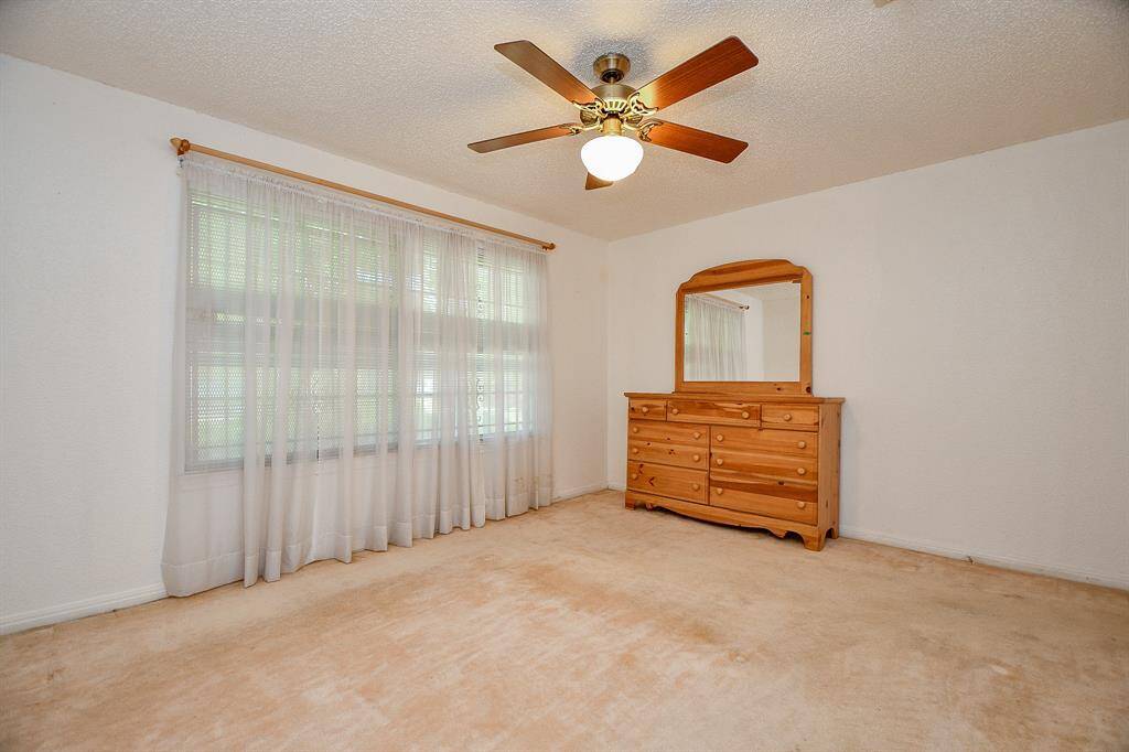 This room has a walk in closet.