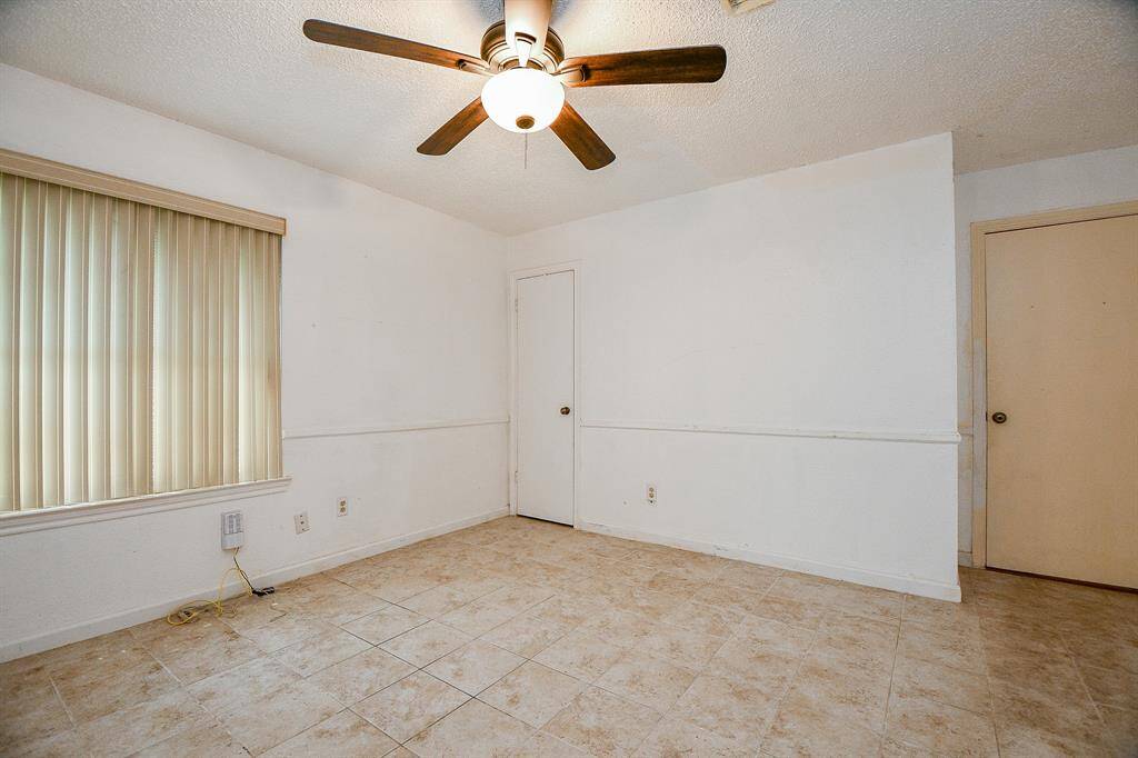 This room has a walk in closet too.