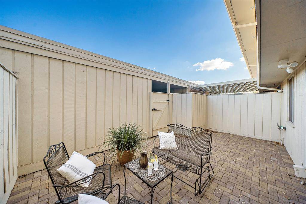 The private patio has elegant tiles.*pic from the previous listing