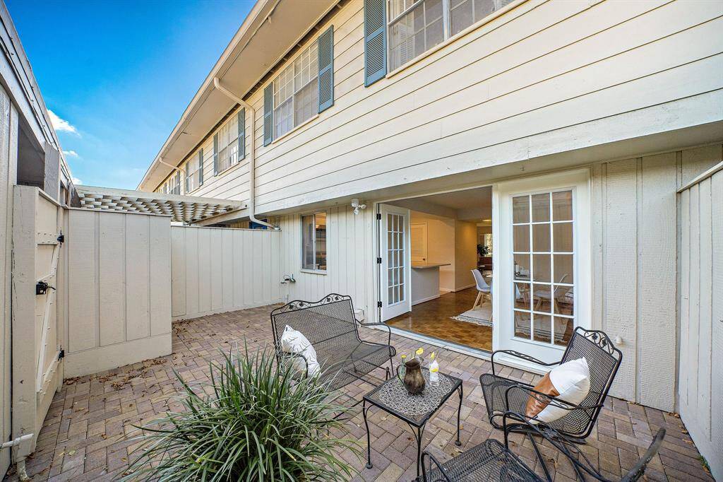 An amazing indoor/outdoor transition. *pic from the previous listing