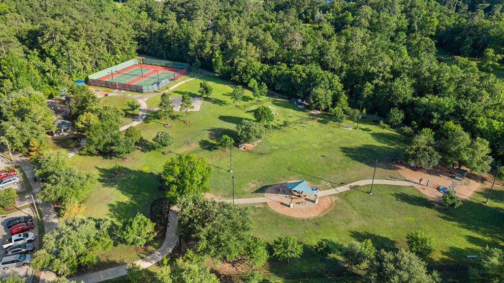 Surrounded by an outburst of Woodlands Amenities, parks, trails....