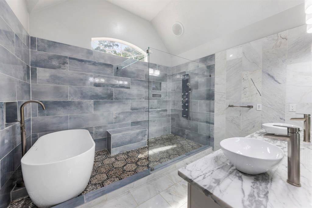 Beautifully updated Primary Bath!