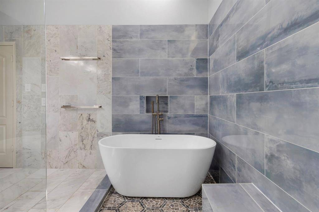 Soaking Tub!