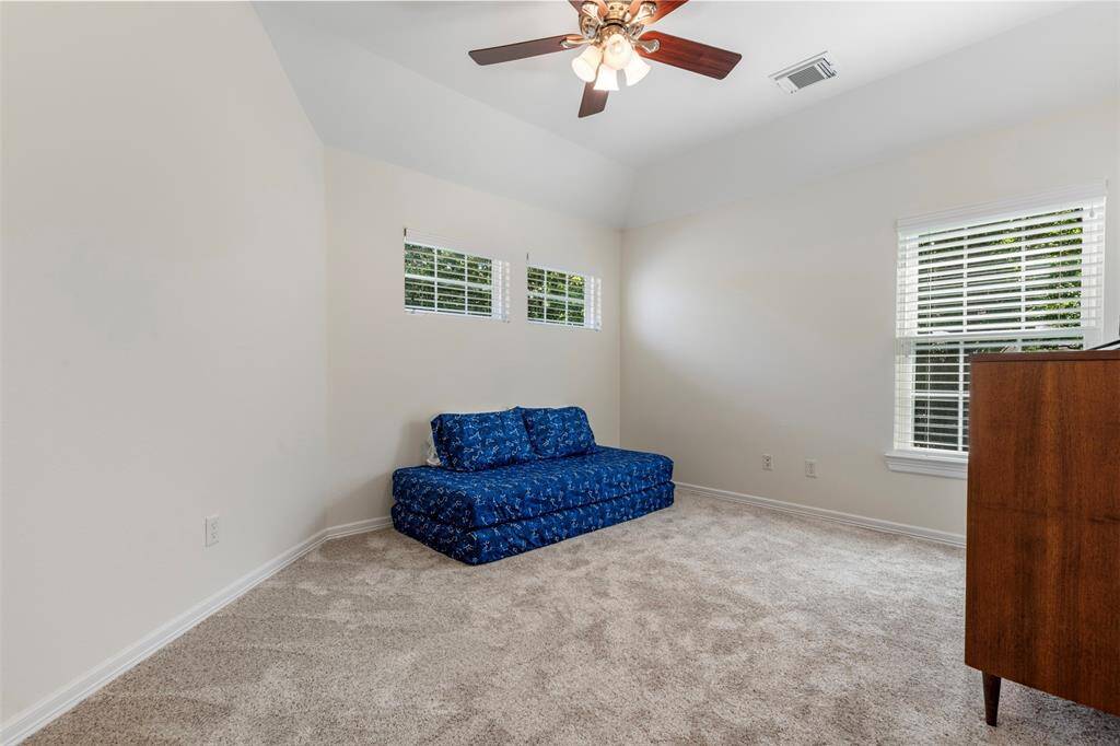 Secondary bedroom(2)