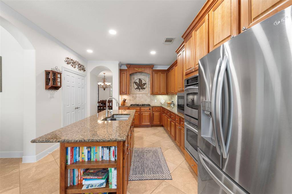 Island sink, granite counters and tons of cabinets