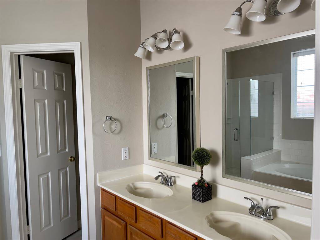Master bathroom - Dual vanity