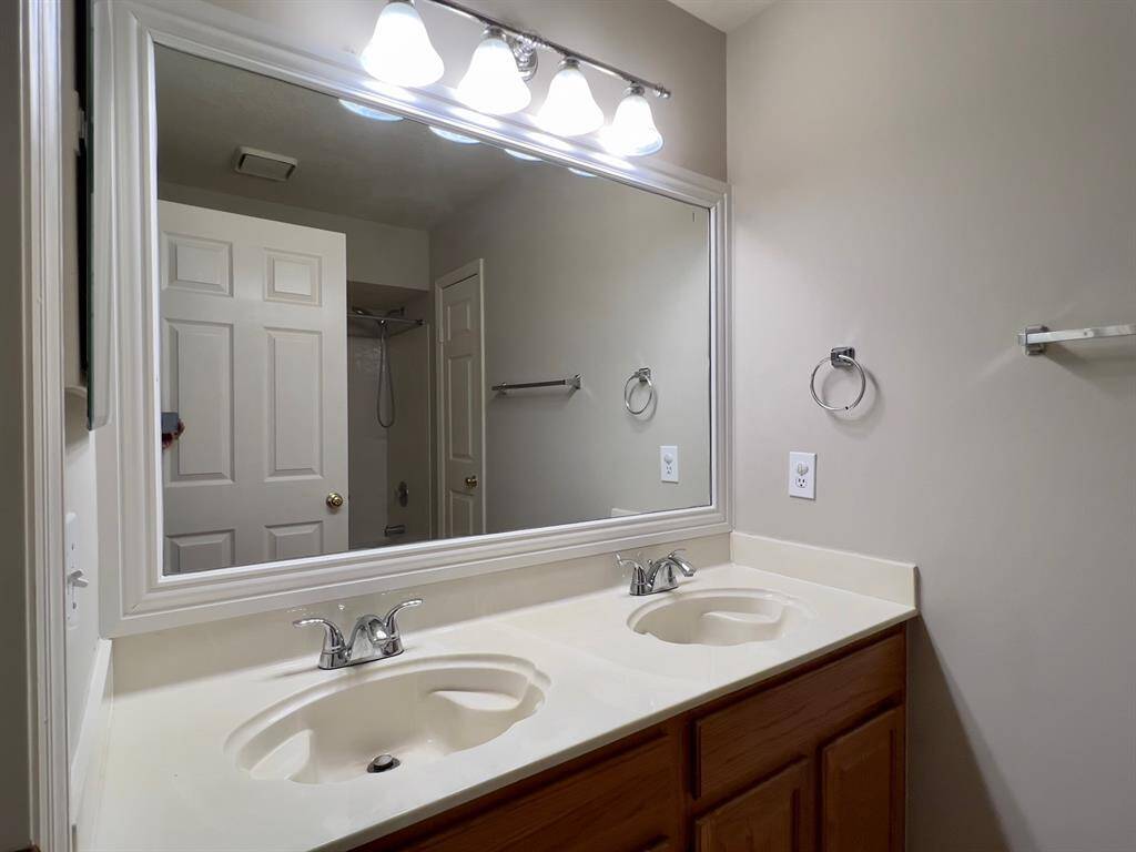 Kids bathroom - dual vanity