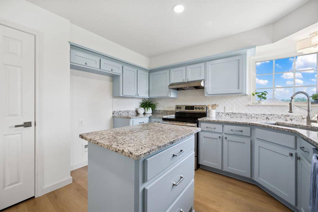 Spacious pantry, prefect for storing all the ingredients you need for a fish fry