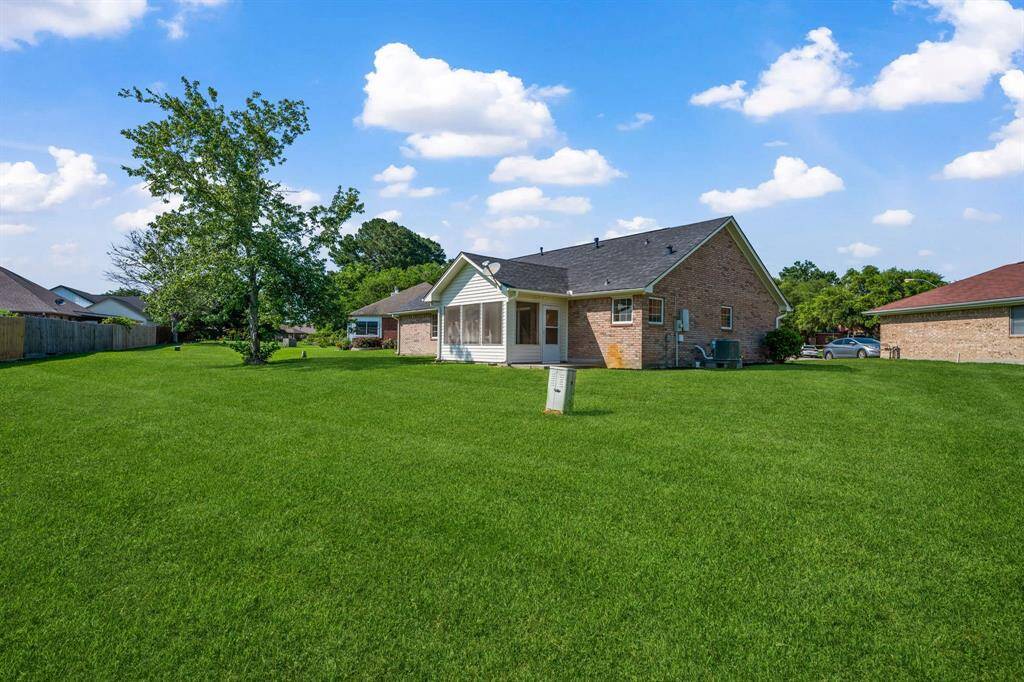 Yards on this street are not fenced to maintain views of the lake