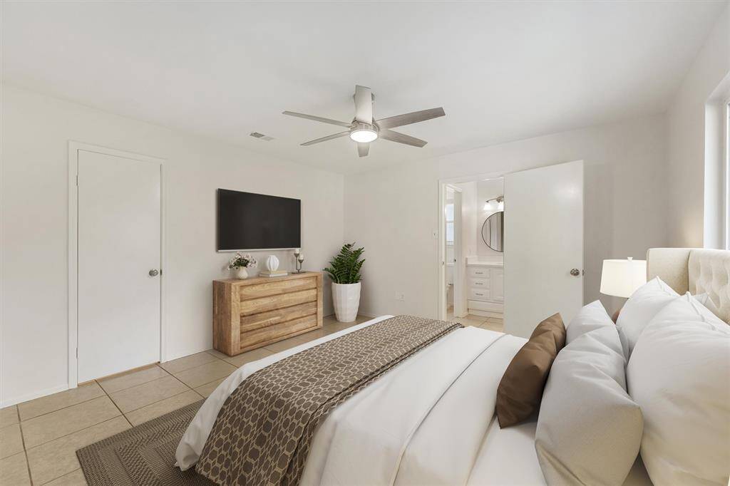 Beautiful Primary Bedroom!
