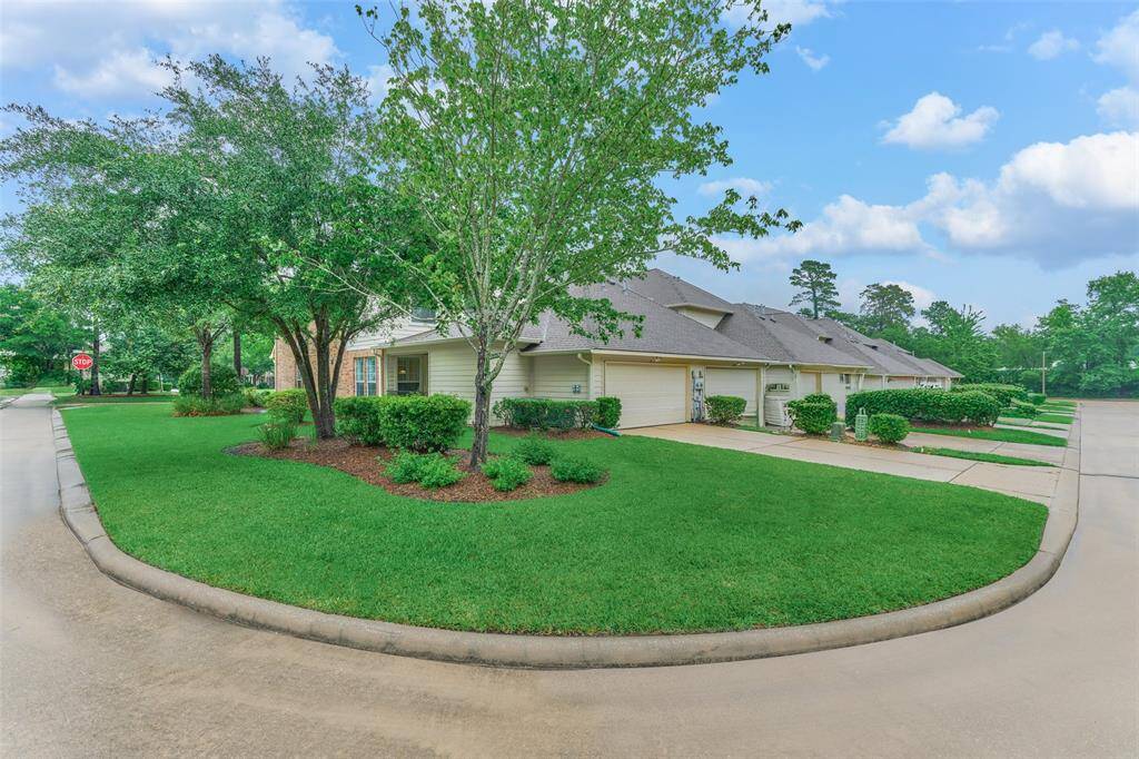 This end unit's corner lot creates a highly desirable setting.  Well-maintained landscaping is cared for by Pipers Green HOA.