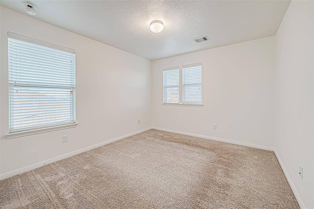 With two spacious guest bedrooms plus a fabulous owner’s suite, you’ll always have room for company. This inviting guest room offers soft neutral finishes, great natural light, a large closet and easy access to a full bathroom.