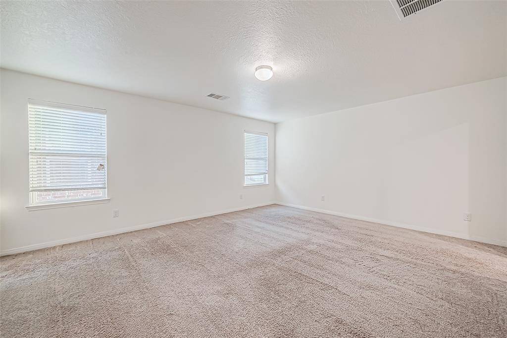 This private owner’s retreat is a great space to begin and end your day. This suite offers plush carpet, neutral paint, lots of closet space and a luxurious ensuite spa-like bath.