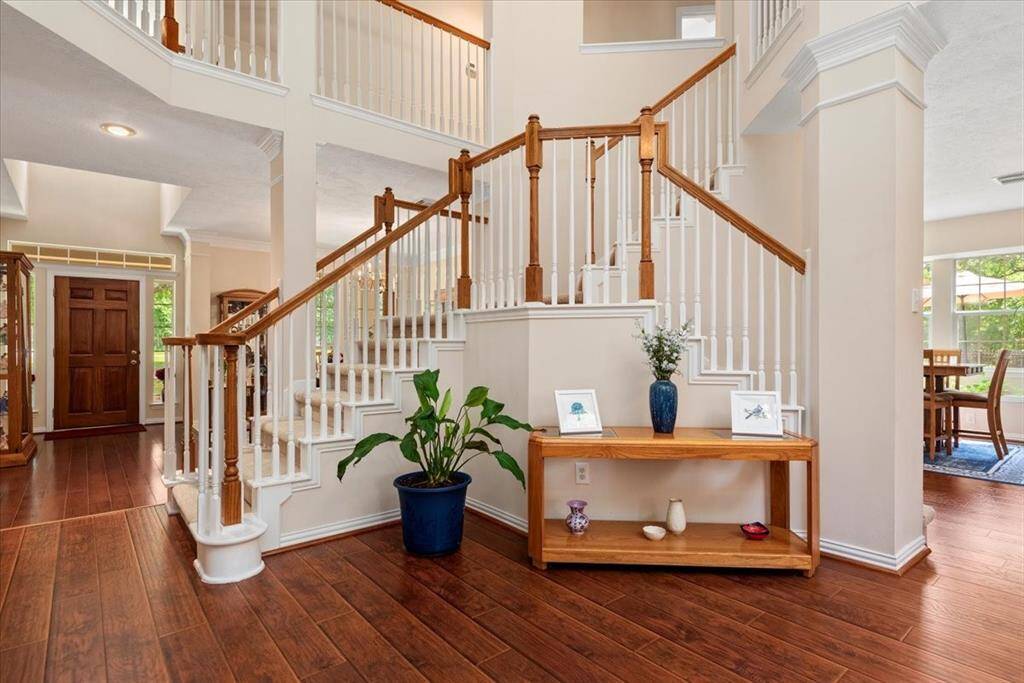Check out the duel staircase!