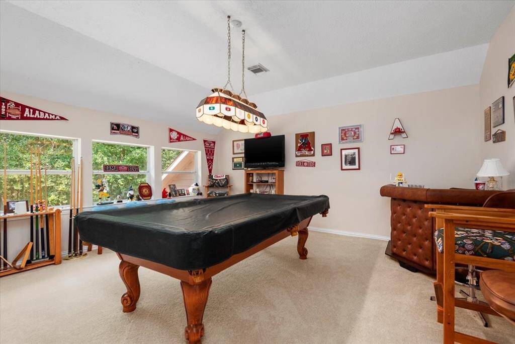Huge game room!! Think of the fun you could have here!