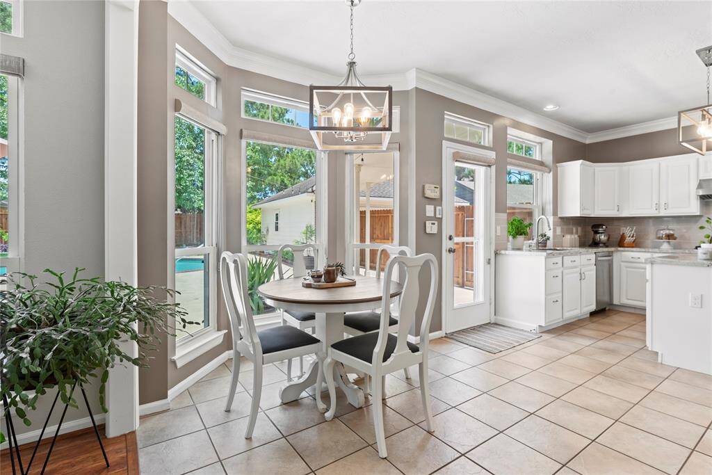 The breakfast area, conveniently located next to the kitchen and living room, offers plenty of space for a large table—perfect for family meals and gatherings!