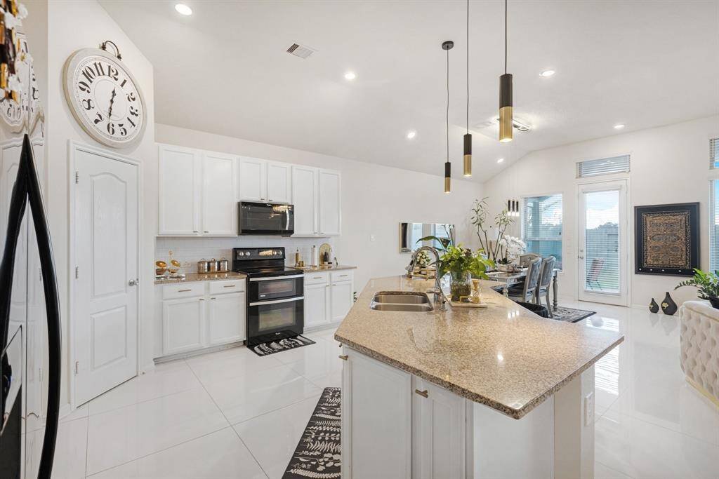 Step into this modern kitchen, wherefunctionality meets sophistication.