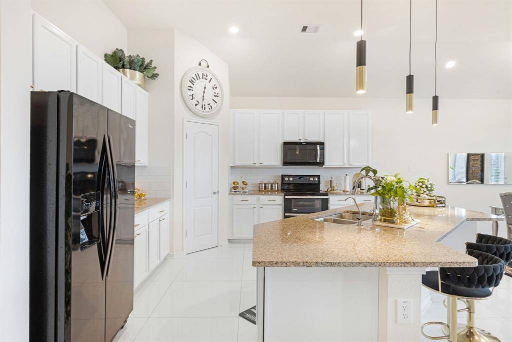 The focal point is a sleek island thatnot only provides additional counterspace but also serves as a casualgathering spot.