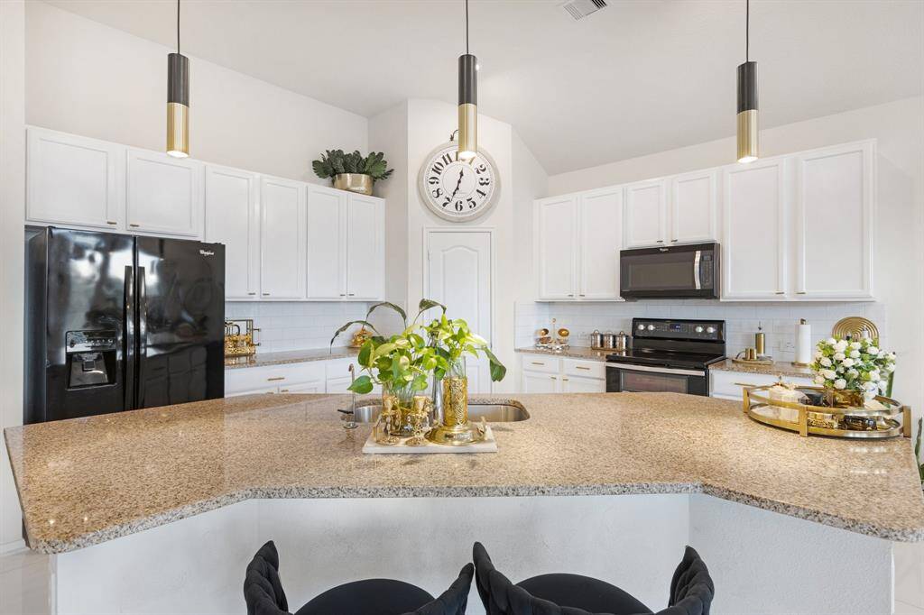 Adorned with a tasteful breakfast bar,the island seamlessly blendspracticality with style, making it theperfect place for quick meals orsocializing while cooking.