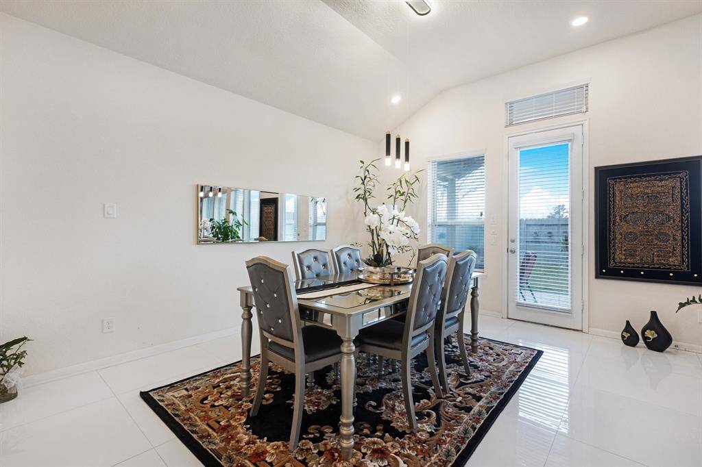 This thoughtfully designed homeseamlessly connects the kitchen witha charming breakfast area.