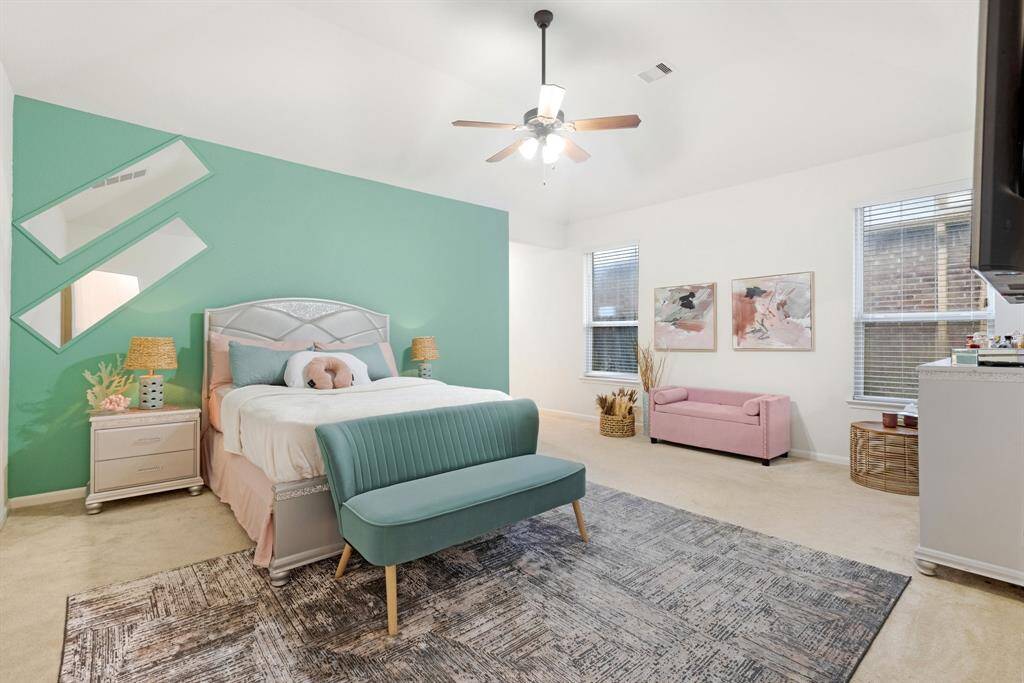 Step into the sanctuary of theprimary bedroom. Soft carpetingunderfoot adds a touch of luxury,creating a warm and invitingatmosphere that extends throughoutthe space.